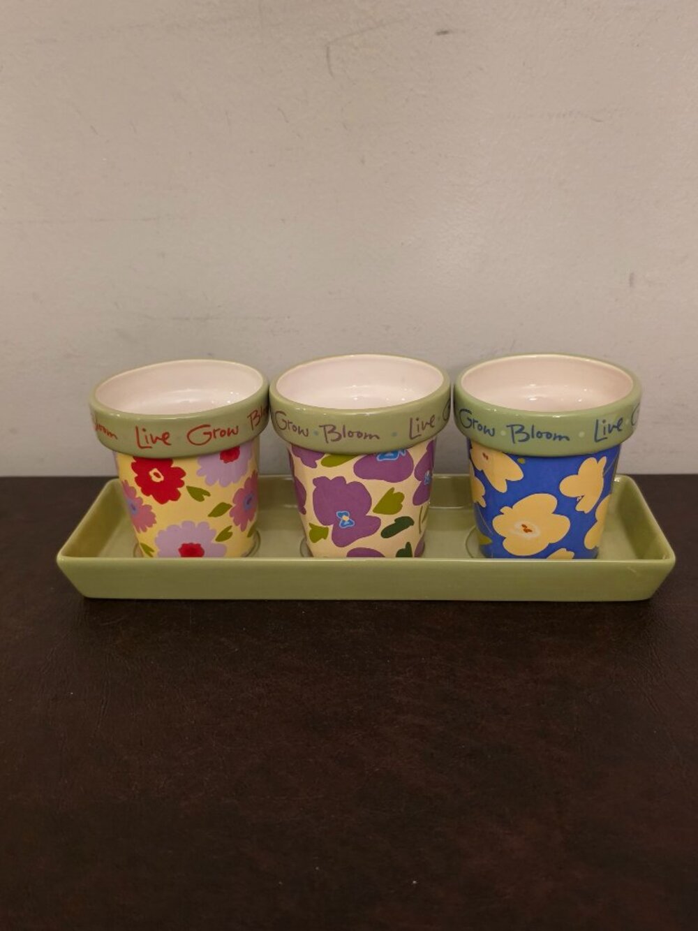 Designs Flowerpot Trio with Tray is a decorative collectible